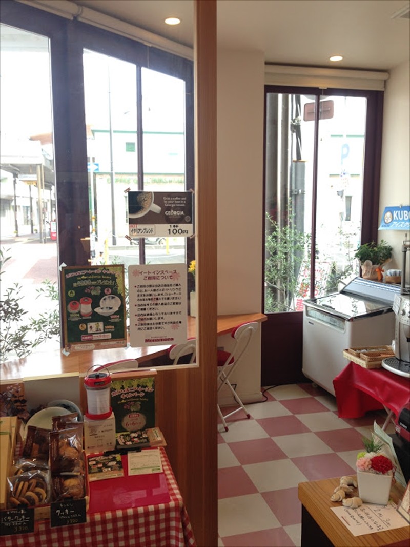 ヤマテパンが母体のモナモナ 店内カフェ_R.JPG