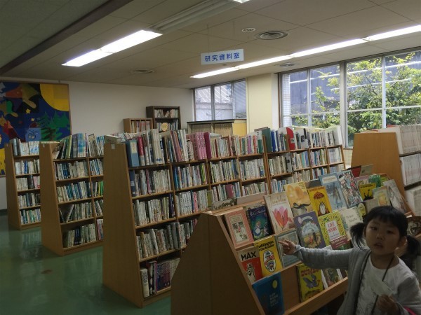 高知こどもの図書館は全国で初めての特定非営利法人（NPO法人）が設立し運営する、児童書を中心ととした公共図書館