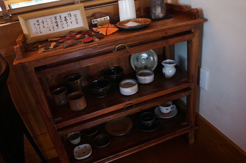 和カフェ 珈木(かぼく)の手びねりの湯呑みや小皿