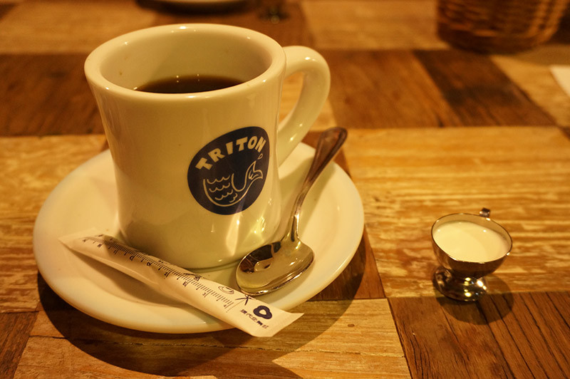 現代企業社 農園レストラントリトンのコーヒー カップにはロゴ入り
