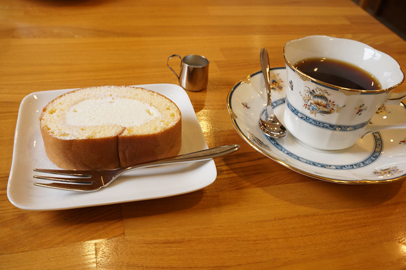 檮原町のカフェ、coffee flagのロールケーキとフラッグブレンド