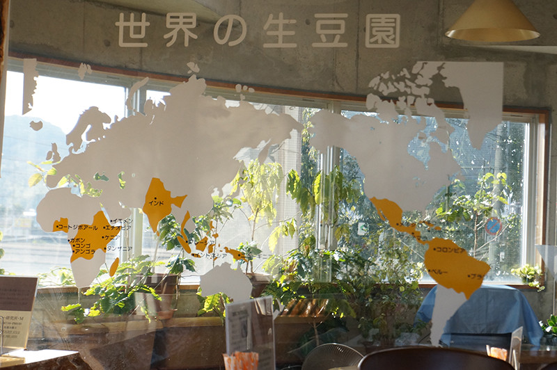 コーヒー研究所 Mのガラス張りに描かれている生豆園の世界地図