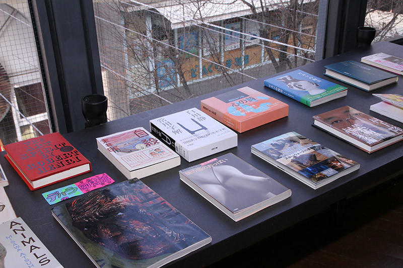デハラユキノリさんの「本とフィギュア展」で立ち読み自由で展示されていた本