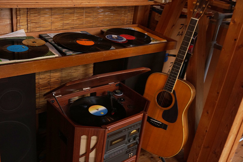 カフェ 木の蔵に置かれたアコースティックギターと歌謡曲のレコード盤