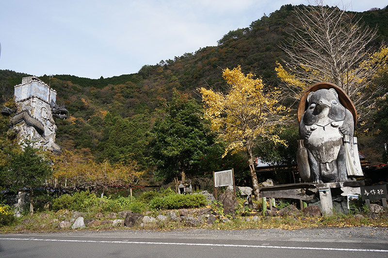 長沢の滝途中にある与作狸と龍の像