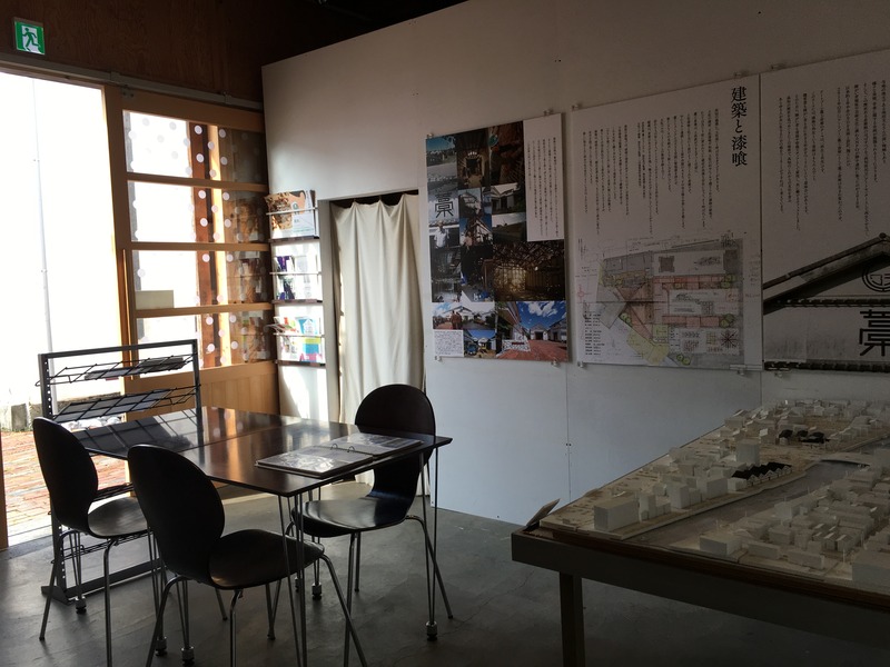 アートゾーン藁工倉庫の資料と模型の展示スペース