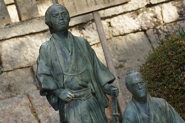 京都霊山護国神社 坂本龍馬・中岡慎太郎の銅像