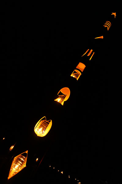 津野町 棚田キャンドルまつりポールの中に灯されたキャンドル