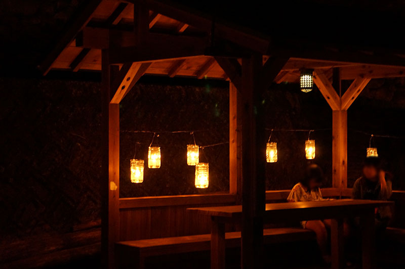 津野町 棚田キャンドルまつり 休憩所ベンチ周辺もライトアップ