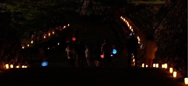 高知城 秋のお城まつり石垣の階段に灯された蝋燭