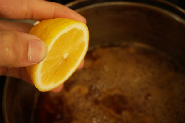 生姜のシロップの風味付けにはレモン果汁少々