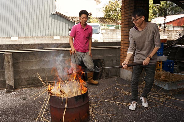 カツオのタタキ藁焼き体験：着火！