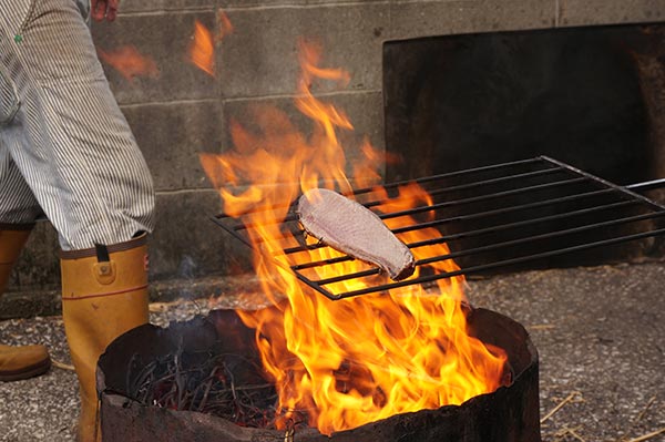 カツオのタタキ藁焼き体験：火を追いかける