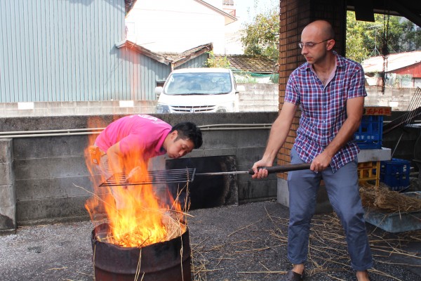 カツオのタタキ藁焼き体験：パオロさんのターンです。