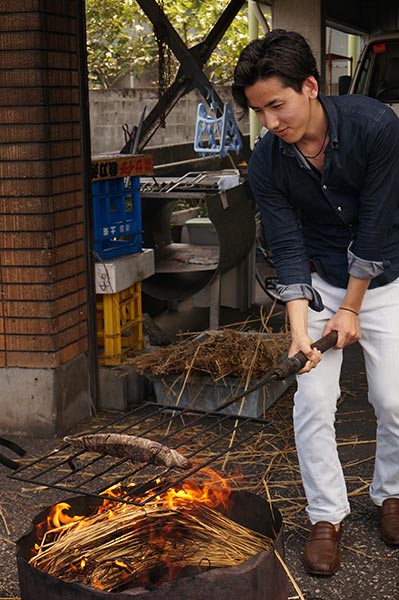 カツオのタタキ藁焼き体験：大塚くんその３