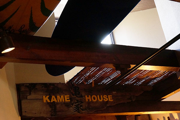はらぺこ食堂 亀家(カメハウス)の天井に飾られたサーフボード
