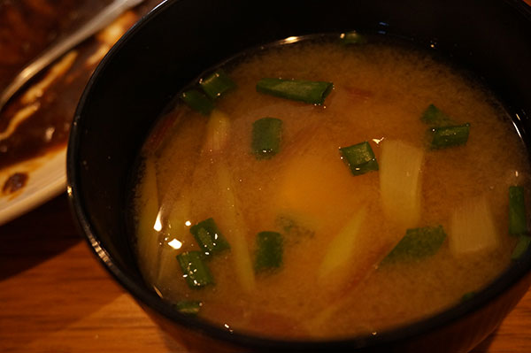 はらぺこ食堂 亀家(カメハウス)のスペシャルオムライスセットの味噌汁