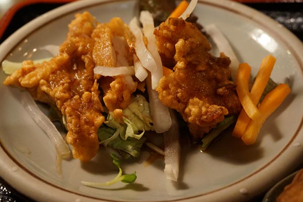 現代企業社 レストランネレウスの鶏の唐揚げサラダ