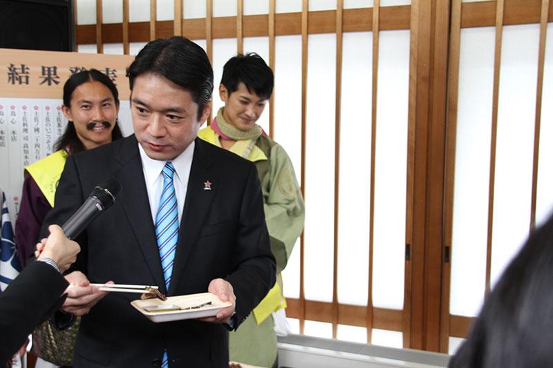高知家の食卓県民総選挙2015 総合1位の鰹の藁焼きたたきを試食する尾崎知事